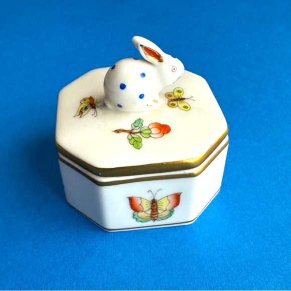 Herend Queen Victoria Octagonal Trinket Box w Bunny Butterflies Flowers - Picture 5 of 12